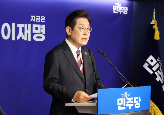 이재명 더불어민주당 대선 후보가 25일 서울 여의도 당사에서 열린 기자회견에서 취재진의 질문에 답변하고 있다. 연합뉴스